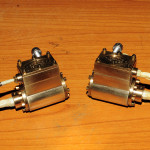 Links: Zylinderstangen geschützt, Rechts: fertig zum lackieren